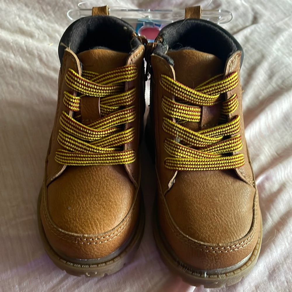 Carter kids size 5 Trail Boots